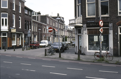 858099 Gezicht in de Johannes de Bekastraat te Utrecht, vanaf de Willem van Noortstraat, met links het café De ...